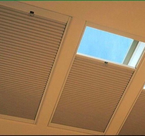 Rèm tổ ong gắn trên cánh kính kiểu Lùa ngang